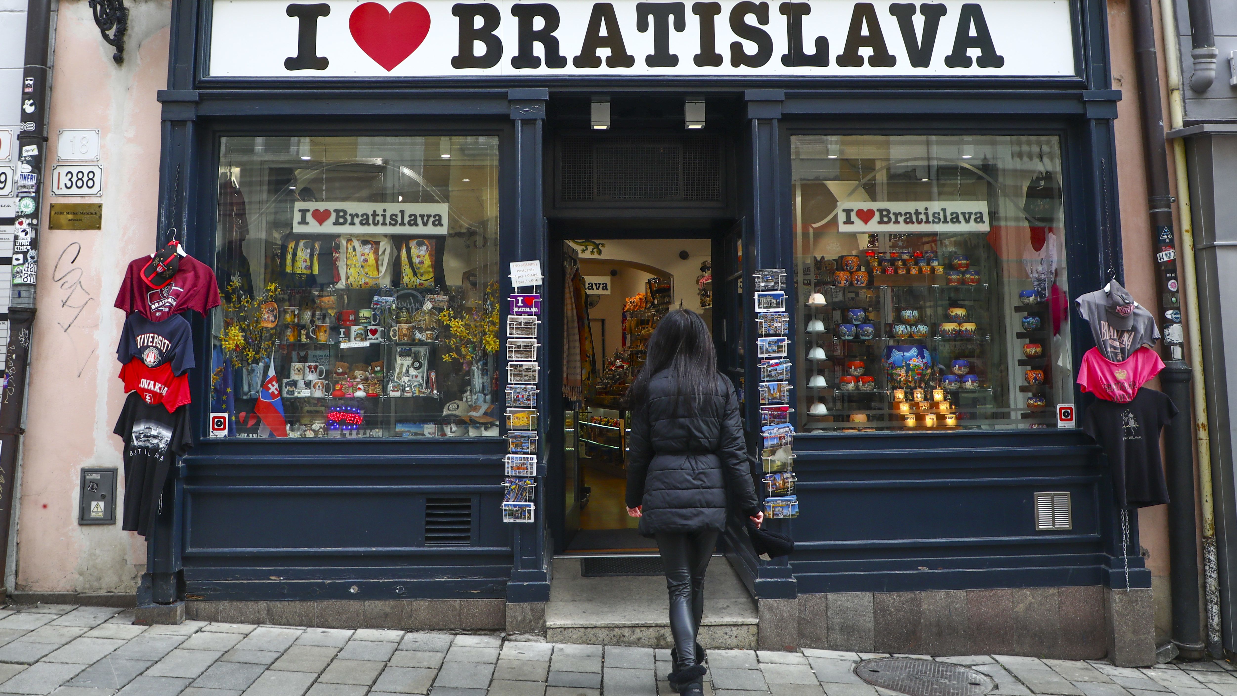 Szlovákiában bezárnak a nem létfontosságú dolgokat áruló boltok, Szerbia is erre készül