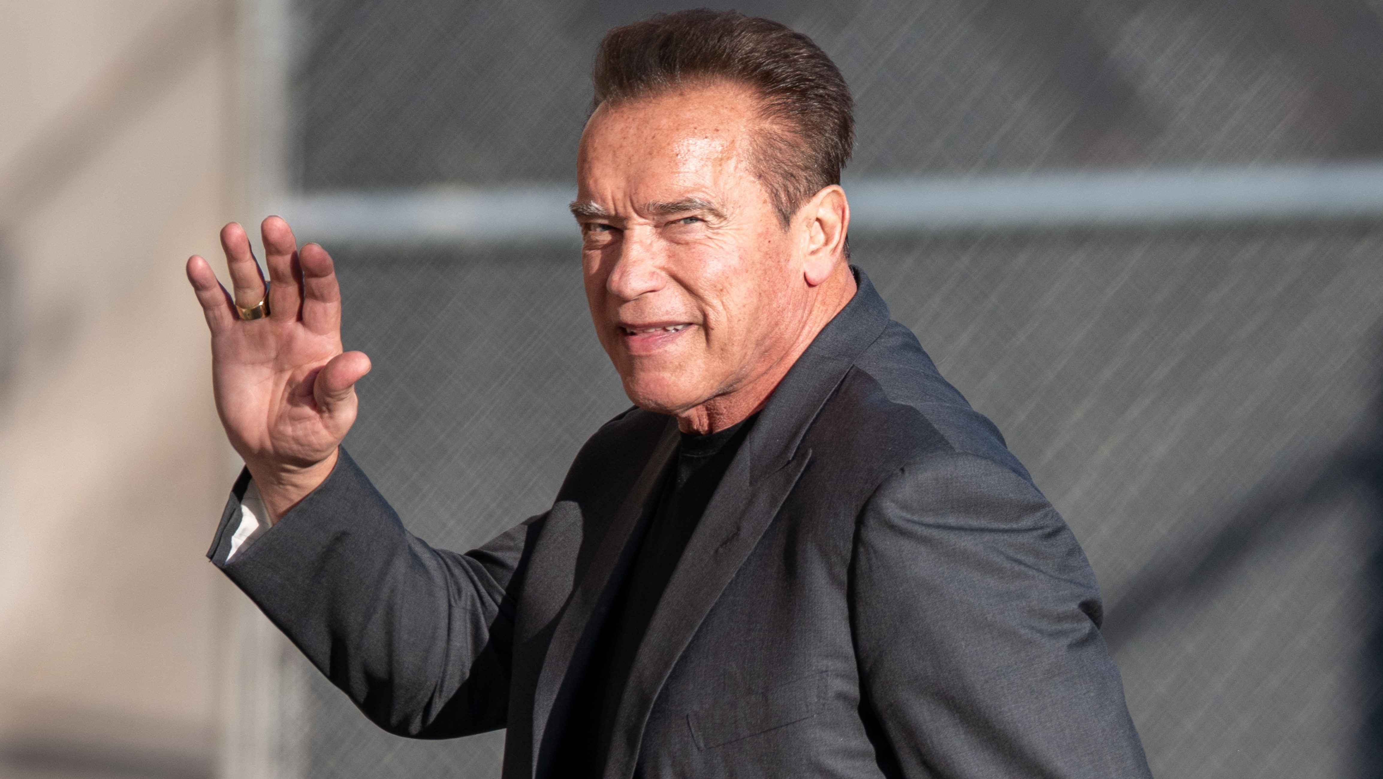 Schwarzenegger: Ne haragudjatok, de most senkivel nem állok le szelfizni