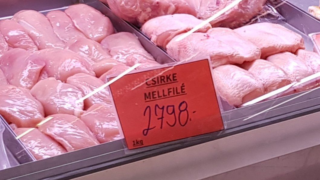 2800 forintba kerül a csirkemellfilé a Lehel piaci hentesnél