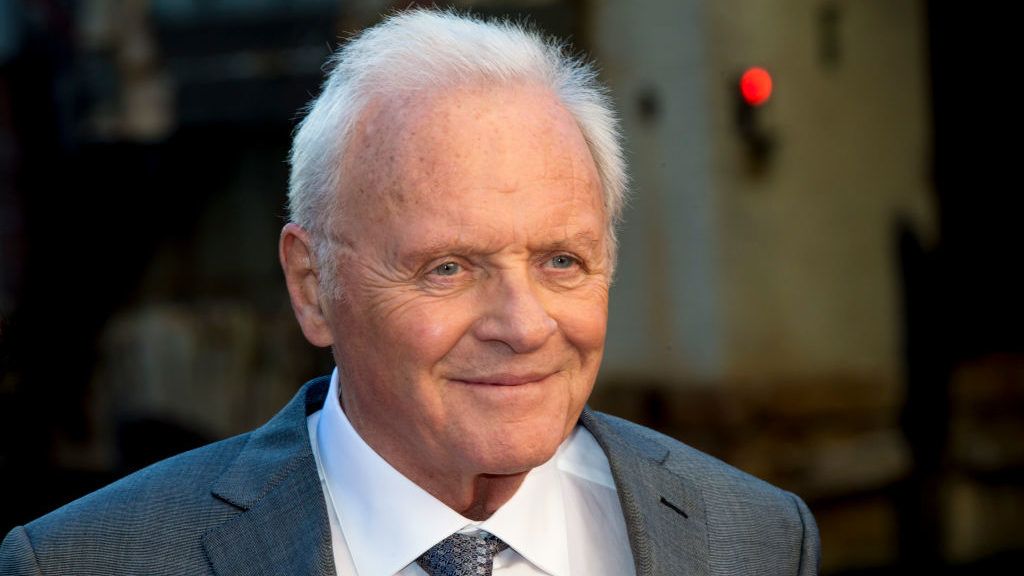 Anthony Hopkins a macskájának zongorázik karantén idején