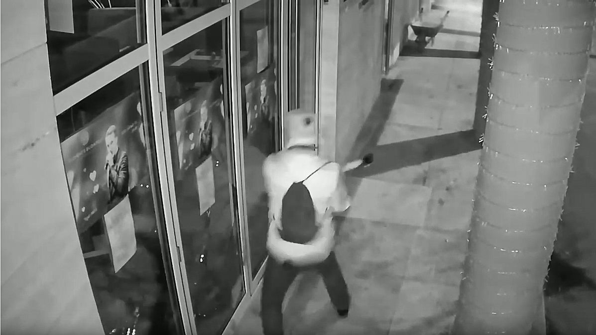 Videón, ahogy kalapáccsal veri szét egy belvárosi étterem ablakait a dühös rolleres