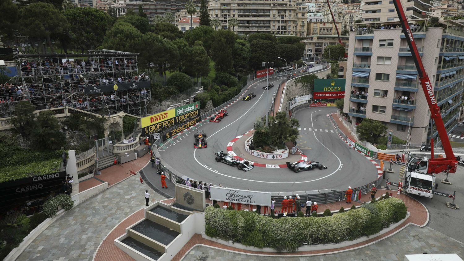 Pozitív az uralkodó koronavírus-tesztje, törölték a legendás F1-versenyt