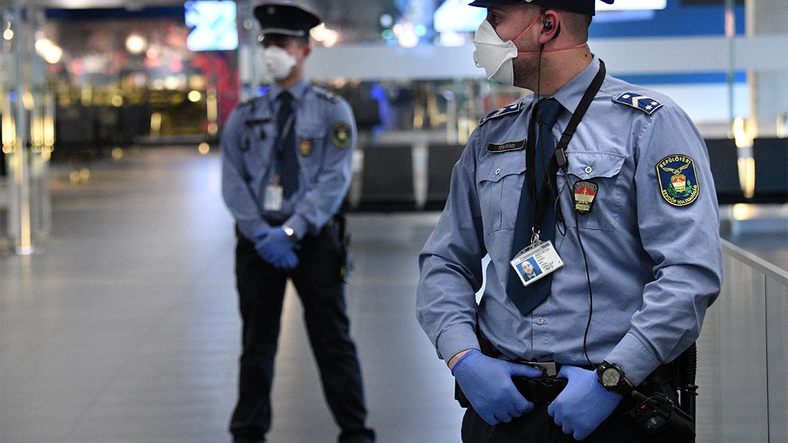 A reptéren nem nézték a lázát, másnap karanténba küldték a rendőrök