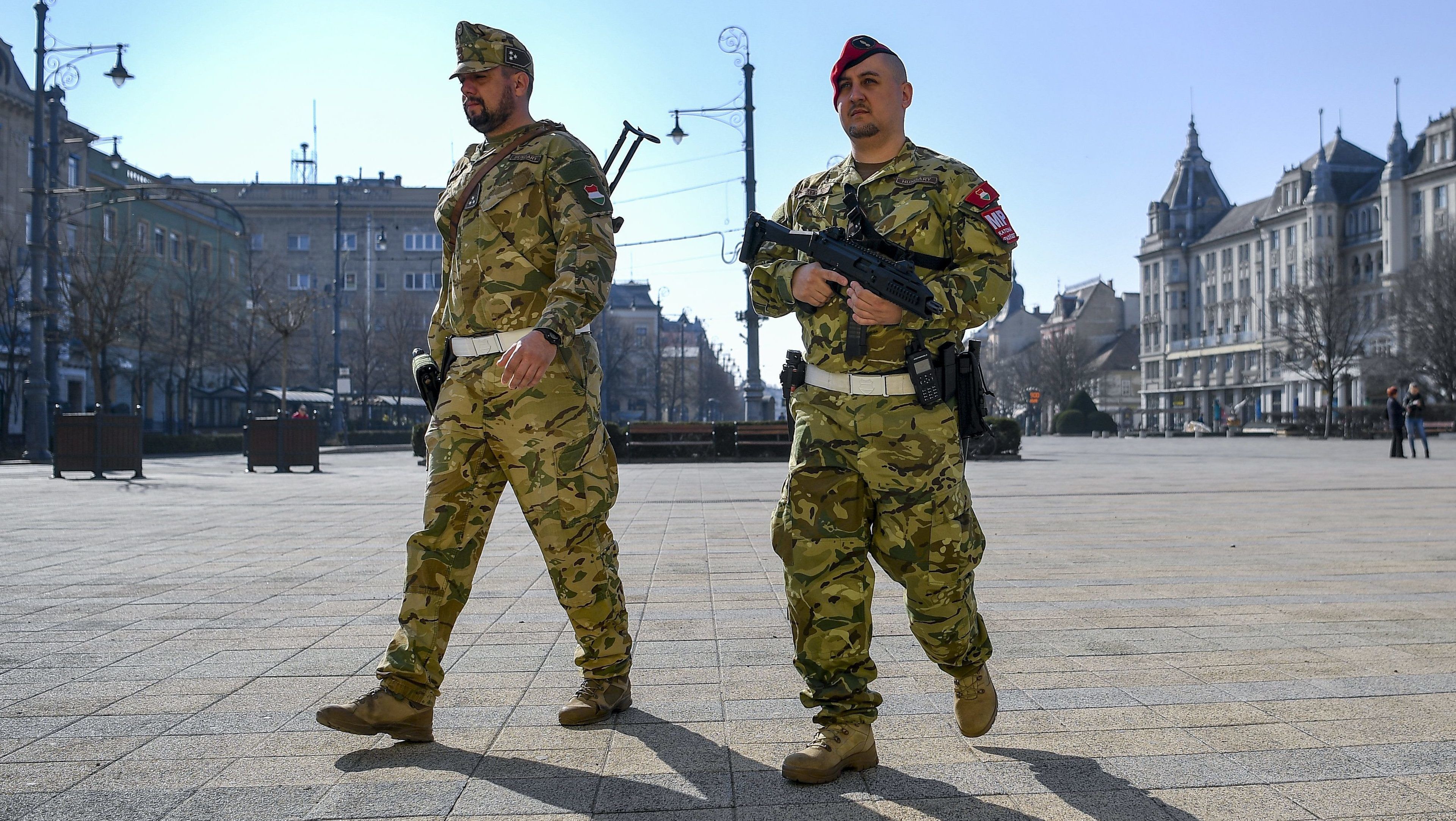 Debrecenben katonák járőröznek az utcán