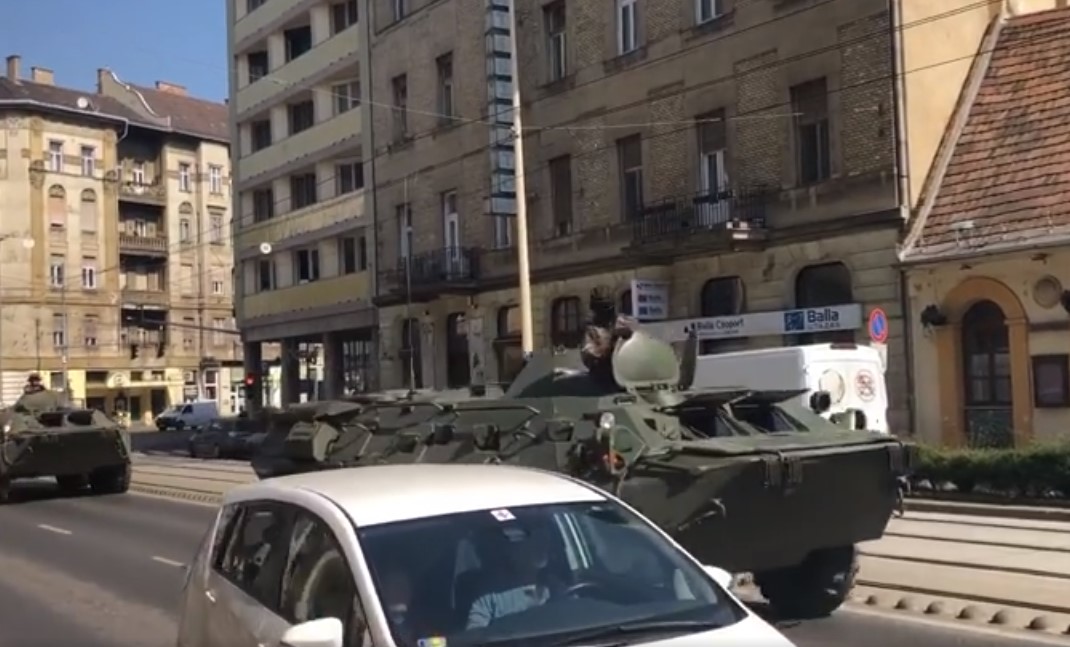 Katonai konvoj vonult végig Budapest utcáin, de nem a koronavírus miatt