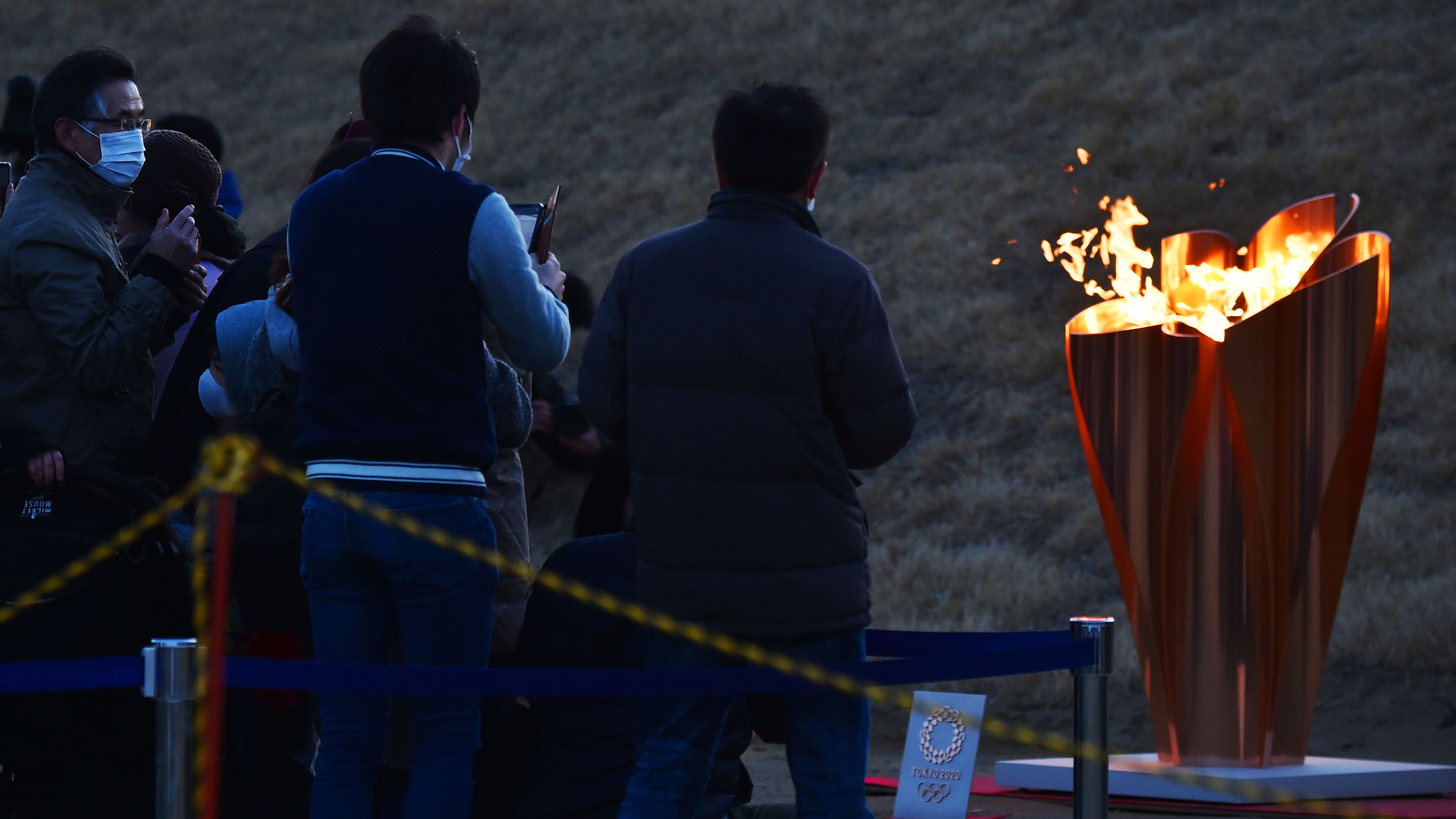 Hiába kérték az embereket, többszázan kísérték az olimpiai lángot