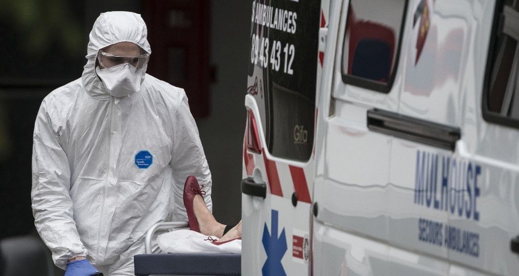 Meghalt az első francia orvos koronavírusban, fia szerint apja feláldozta magát