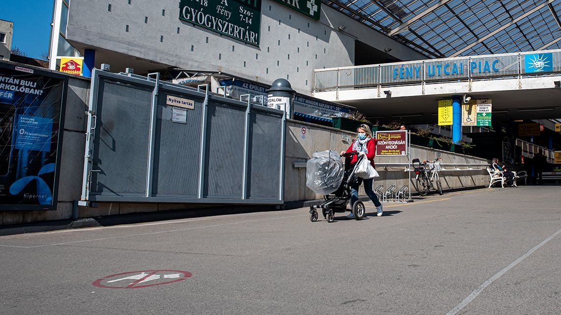 A férjemet kirúgták, én itthon vagyok a babával – elbocsátási hullám a koronavírus miatt