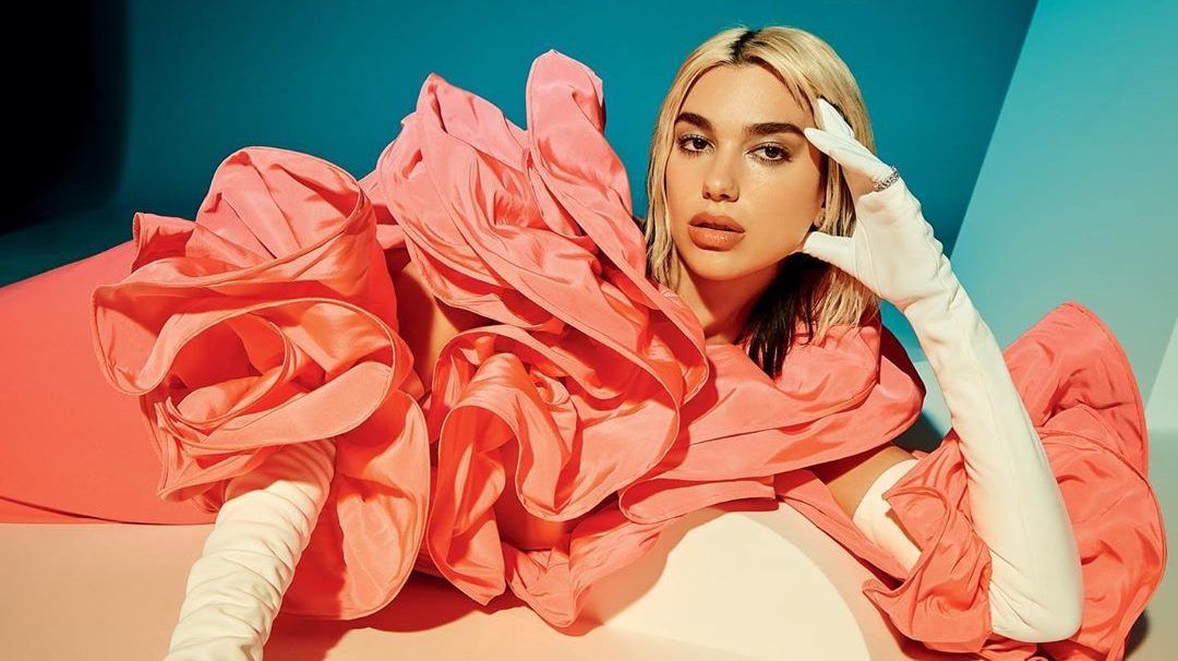 Dua Lipa sírva jelentette be, hogy kiszivárgott lemeze pénteken muszájból megjelenik