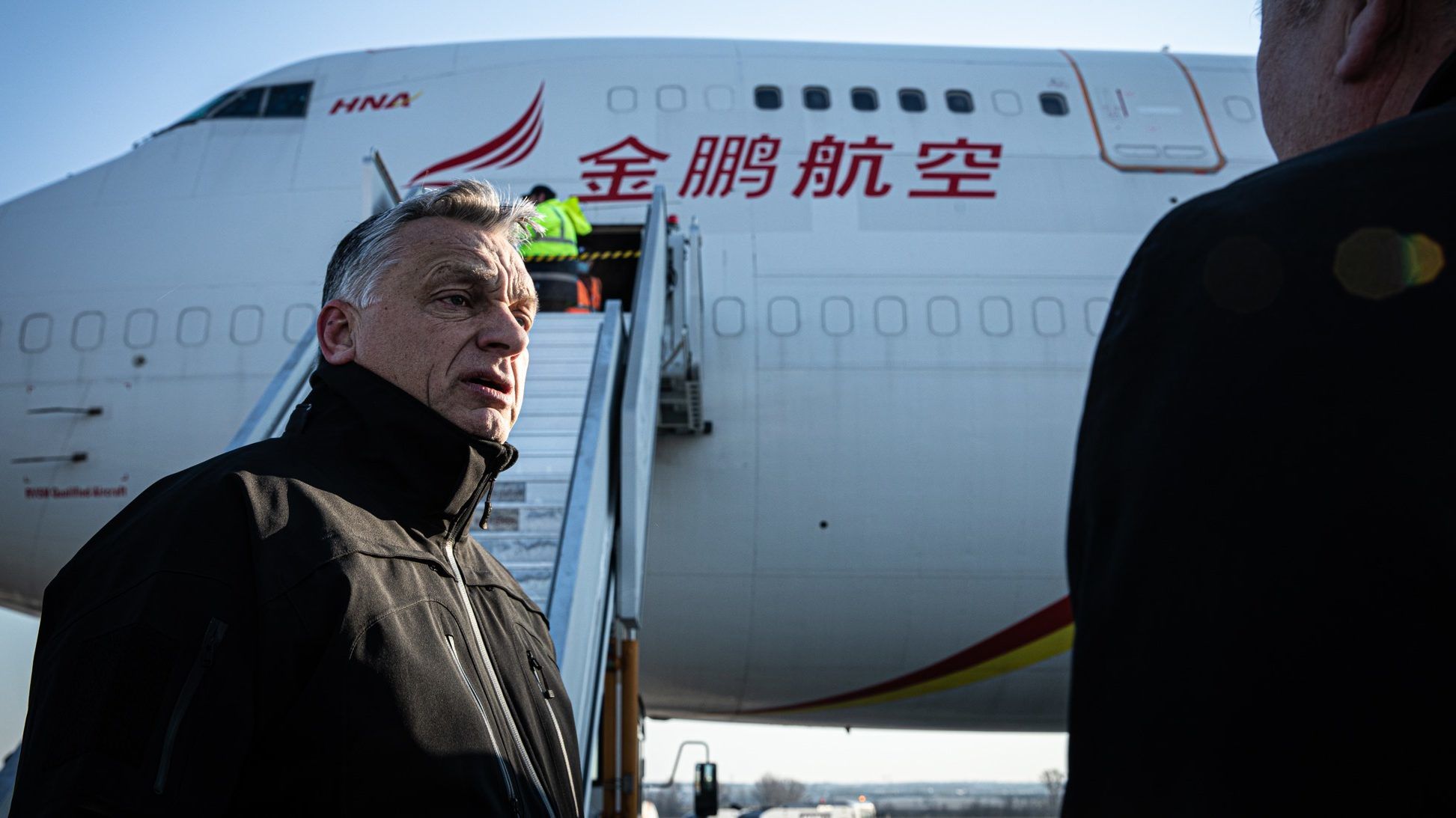 Több mint 3 millió maszk érkezett Kínából, Orbán személyesen fogadta a szállítmányt