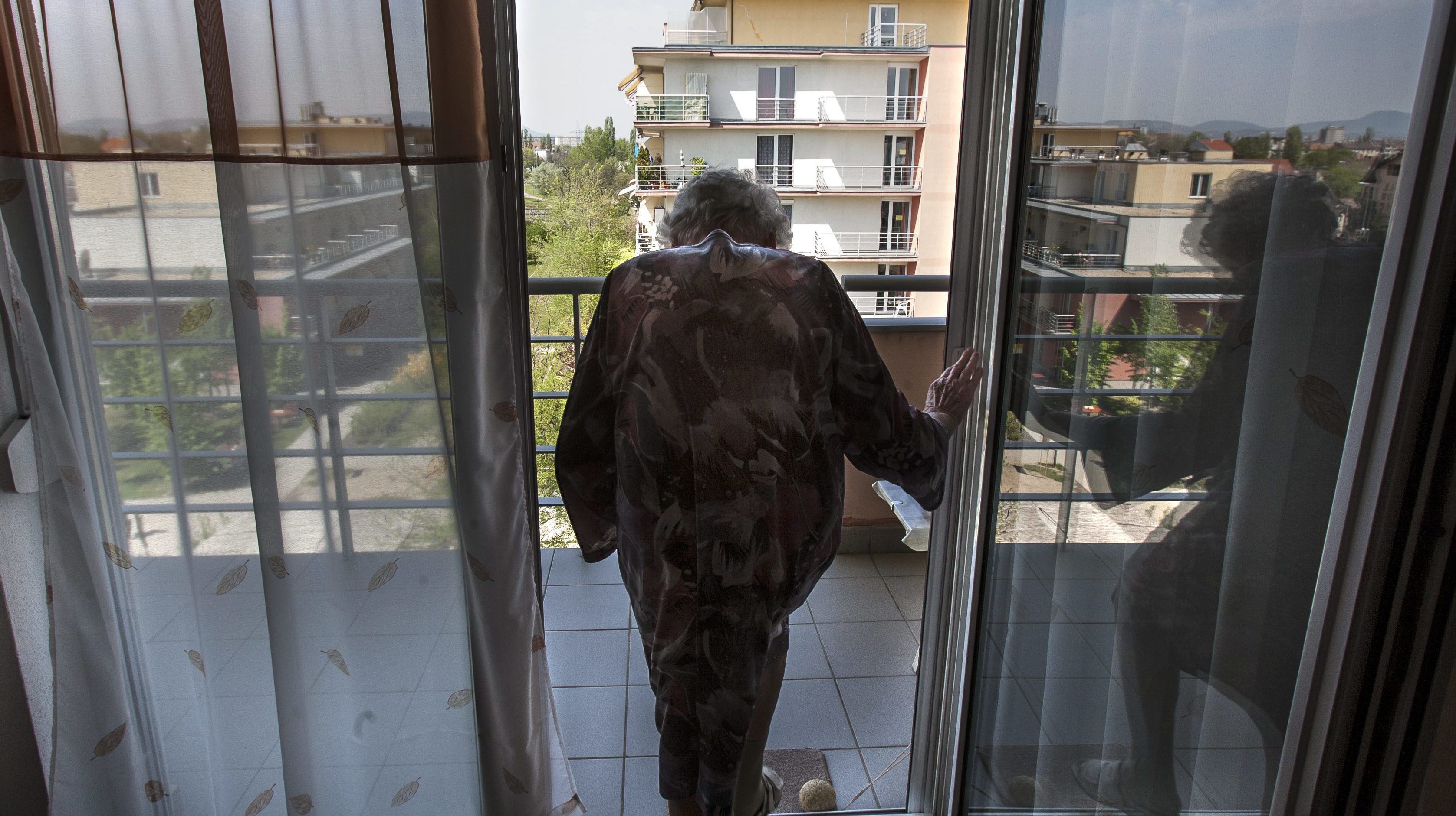 Családjaikat hagyta hátra az a hat gondozónő, akik beköltöztek az idősotthonba
