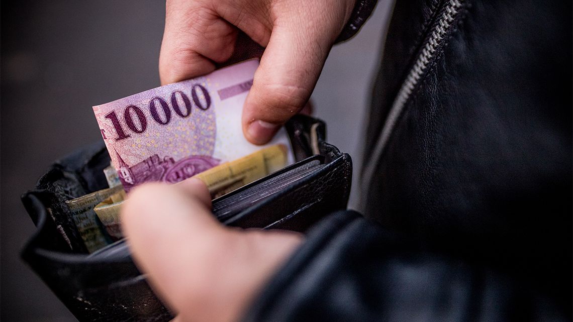 Több mint 23 ezer forinttal nőhet a minimálbér nettója átmenetileg a bajba jutott szektorokban