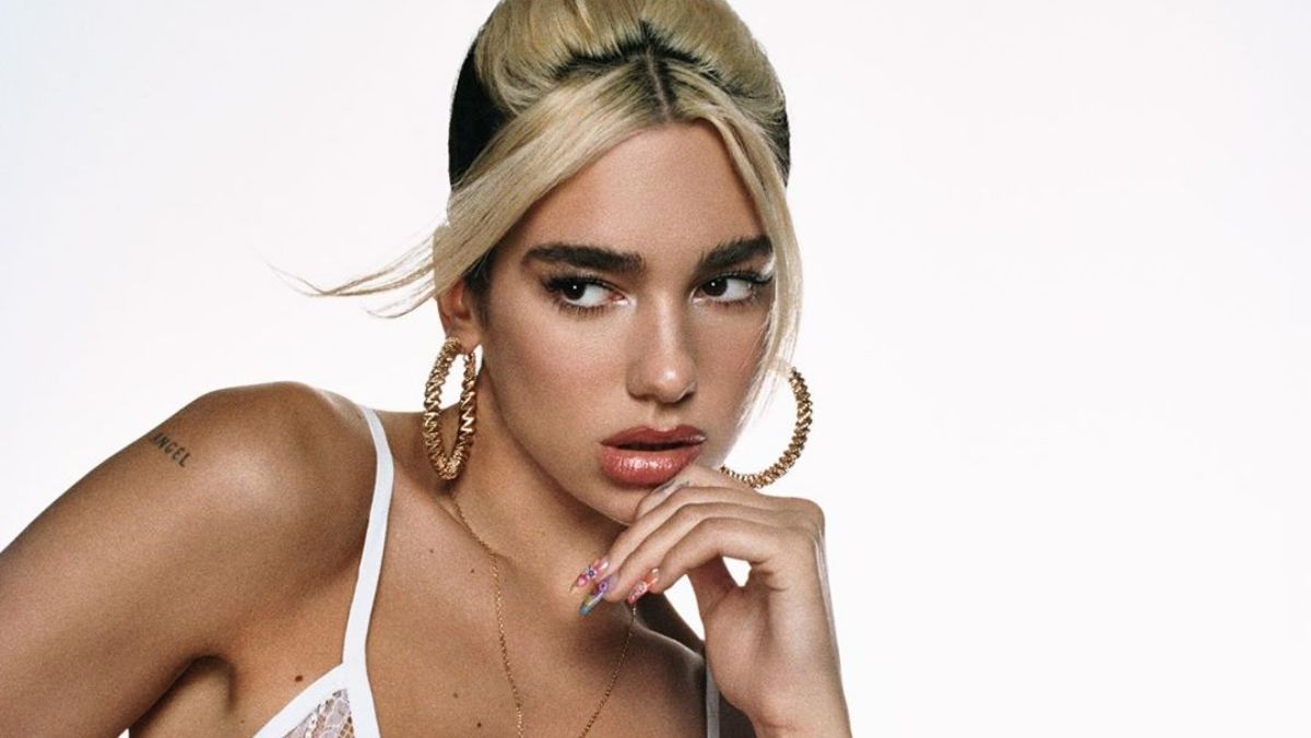 Dua Lipa még mindig nagyon szomorú, de már tudjuk, hogy néz ki teljesen átlátszó melltartóban