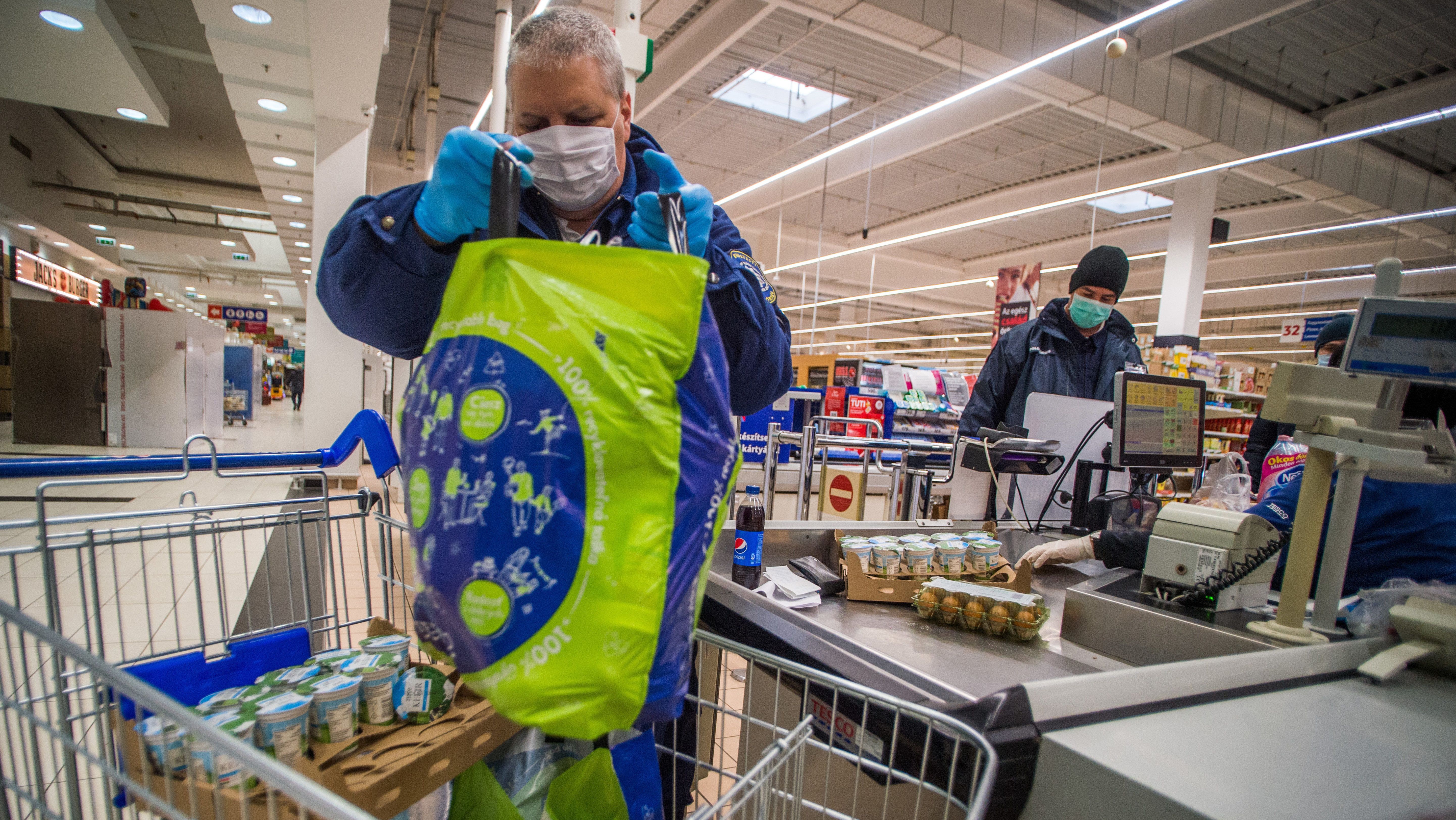 A Velencei-tónál már csak maszkban lehet bevásárolni