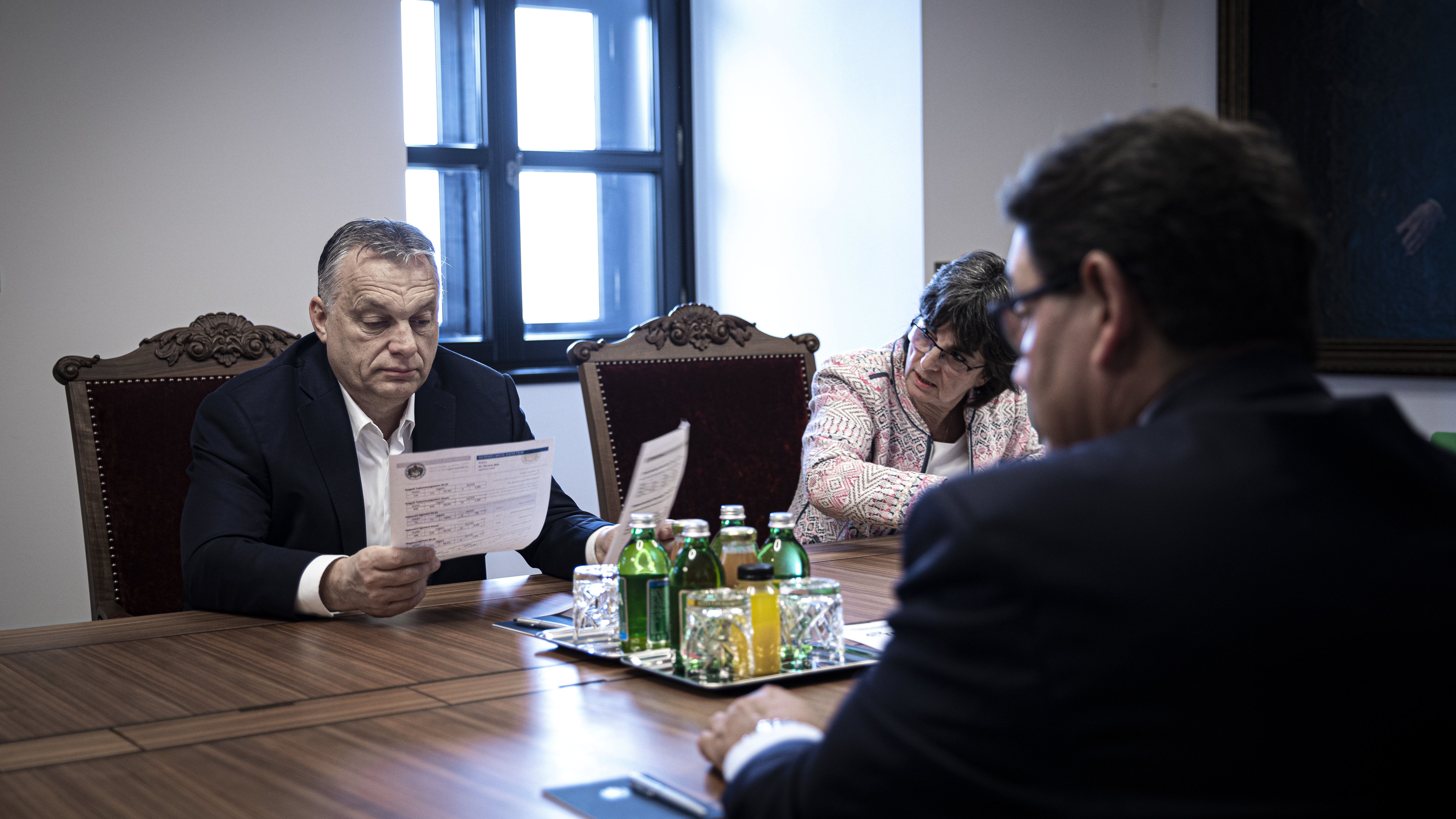 A koronavírusról egyeztetett Orbán orvosokkal