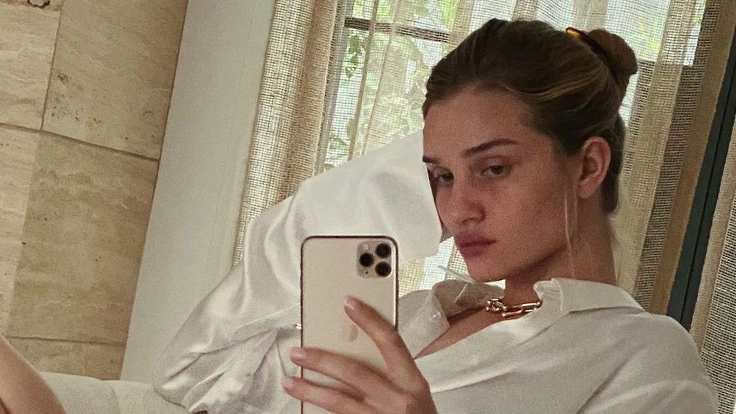 Rosie Huntington-Whiteley szerint a karanténban nagy kihívást jelent, hogy egész nap lekösse a gyereke figyelmét