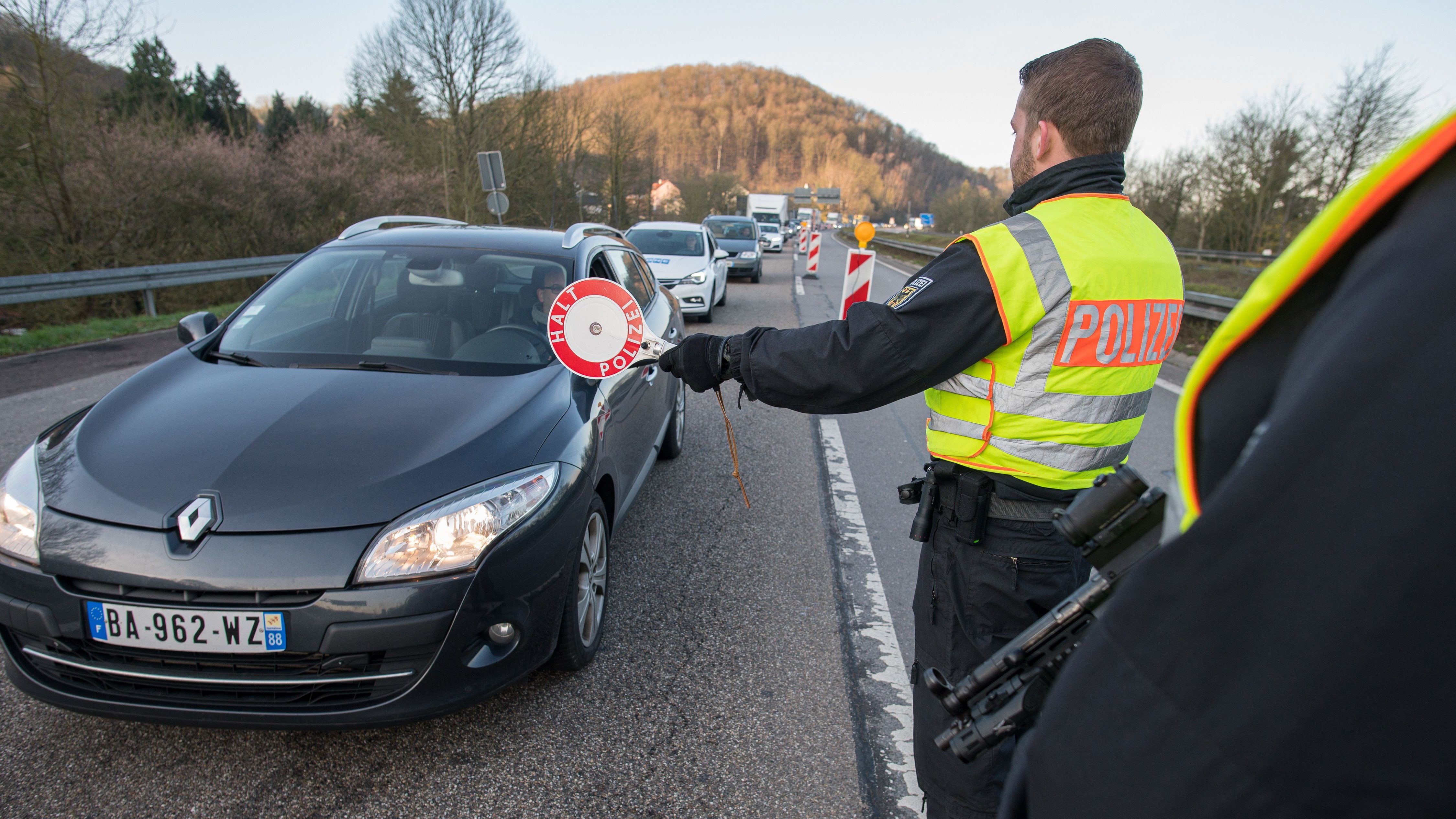 „Meglátogathatja a férjem a szeretőjét?” – furcsa kérdéseket kap a francia rendőrség a lezárások miatt