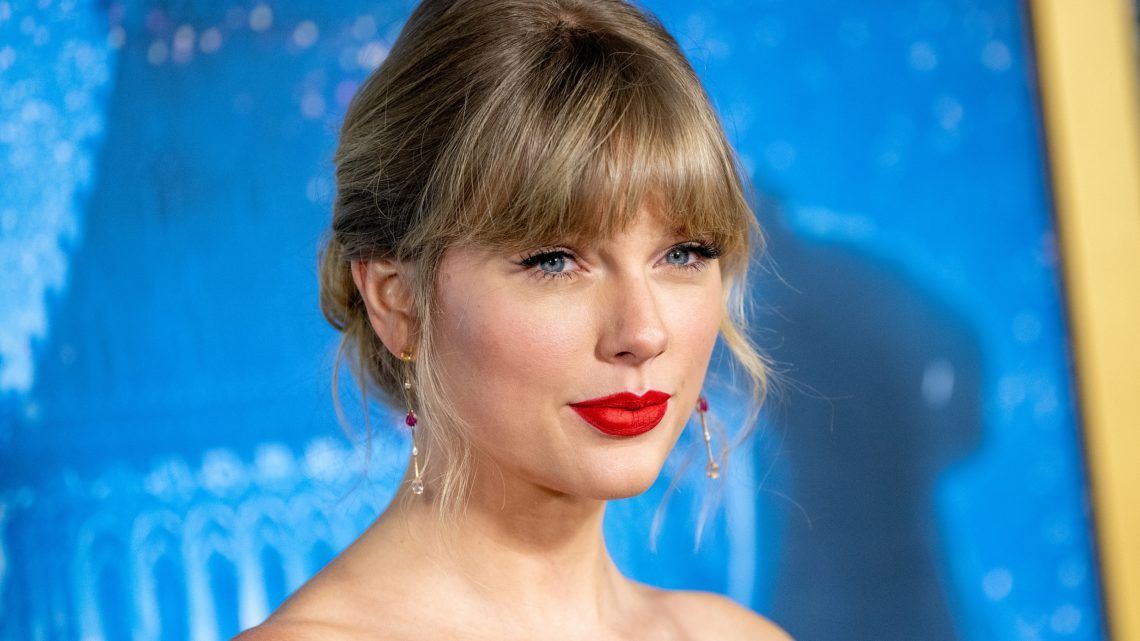 Taylor Swift megdobta két, a járvány miatt bajba jutott rajongóját 3000 dollárral