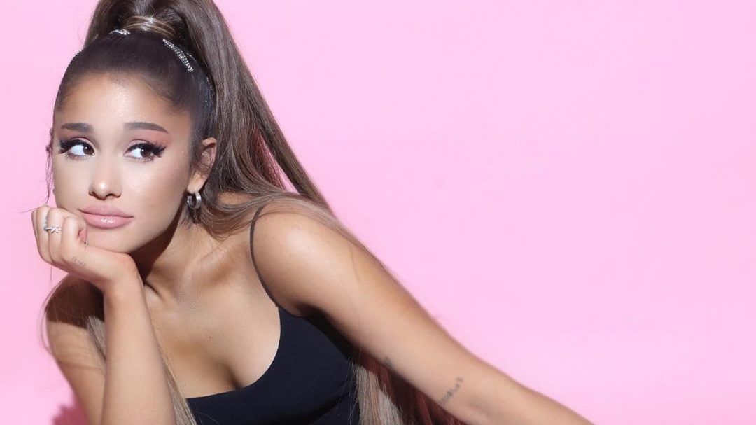 Igen, eredetileg ennyire göndör Ariana Grande haja