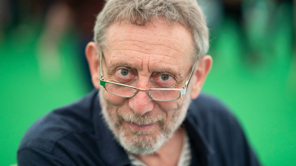 Gyengén, de jobban van a koronavírus-gyanúval kórházba szállított Michael Rosen író