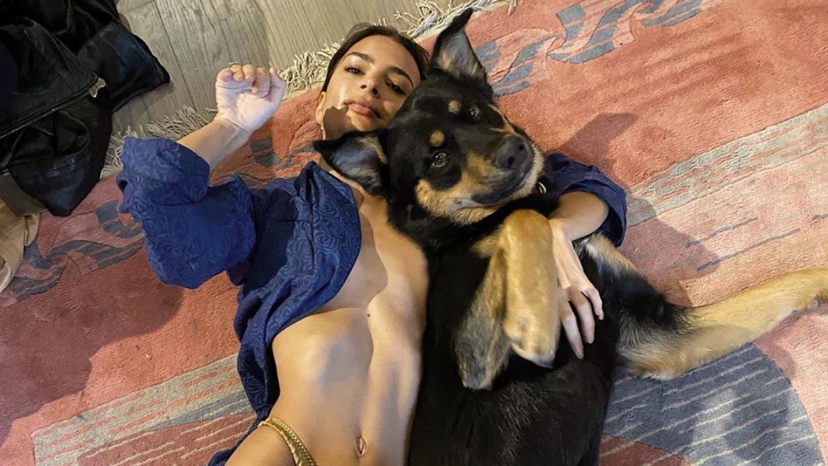 Emily Ratajkowski meztelen mellét csak a kutyája takarja