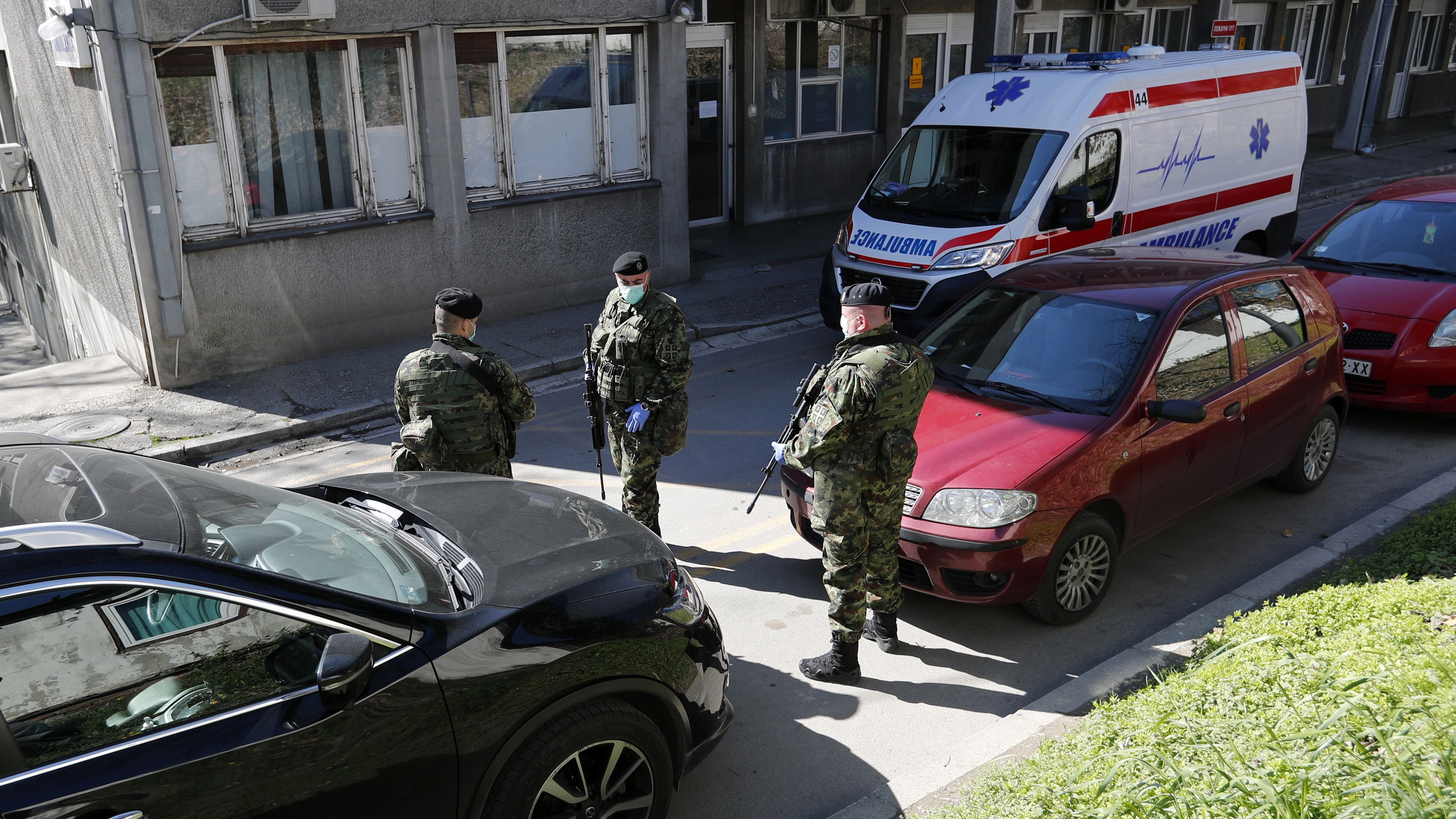 Rémhírterjesztés miatt őrizetbe vettek egy újvidéki újságírót Szerbiában