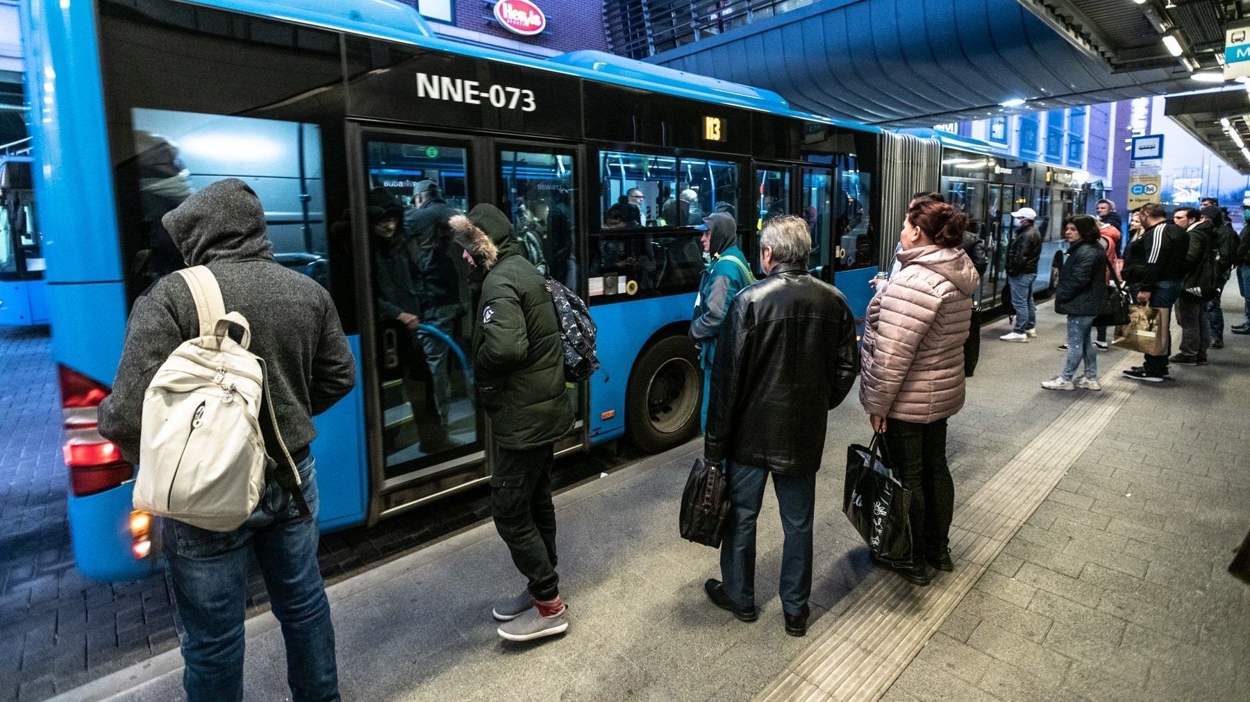 A zsúfoltság miatt visszaállítja a tanszüneti menetrendet a BKK