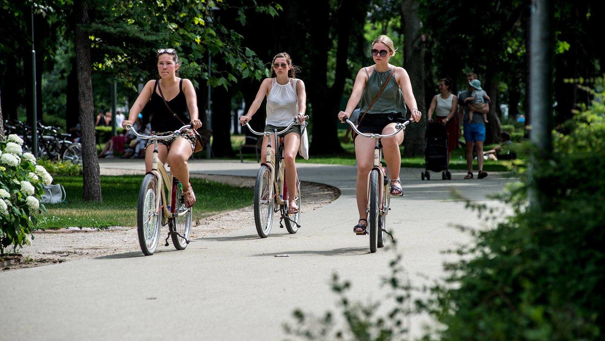 Ideiglenes kerékpársávokat festenek fel Budapesten