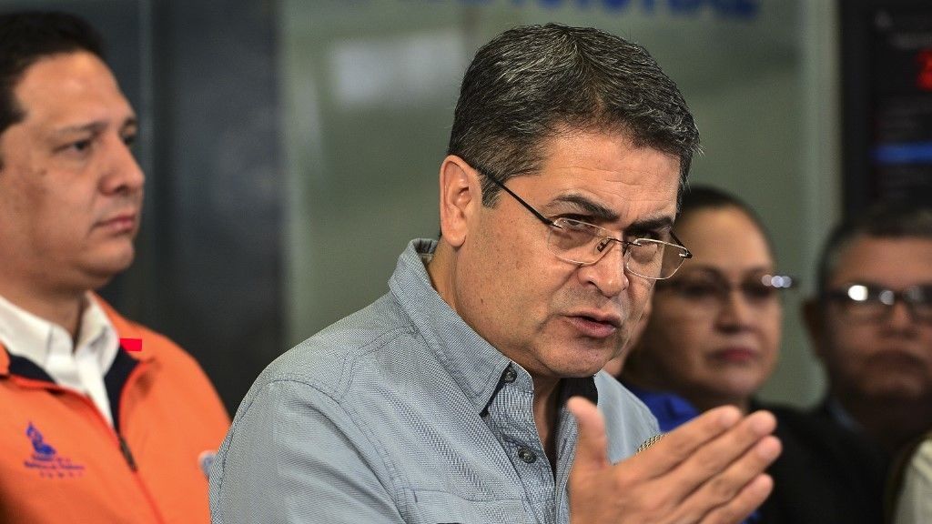Honduras tömegsíroknak keres helyet, a brazil elnök imával s böjttel védekezik a koronavírus ellen