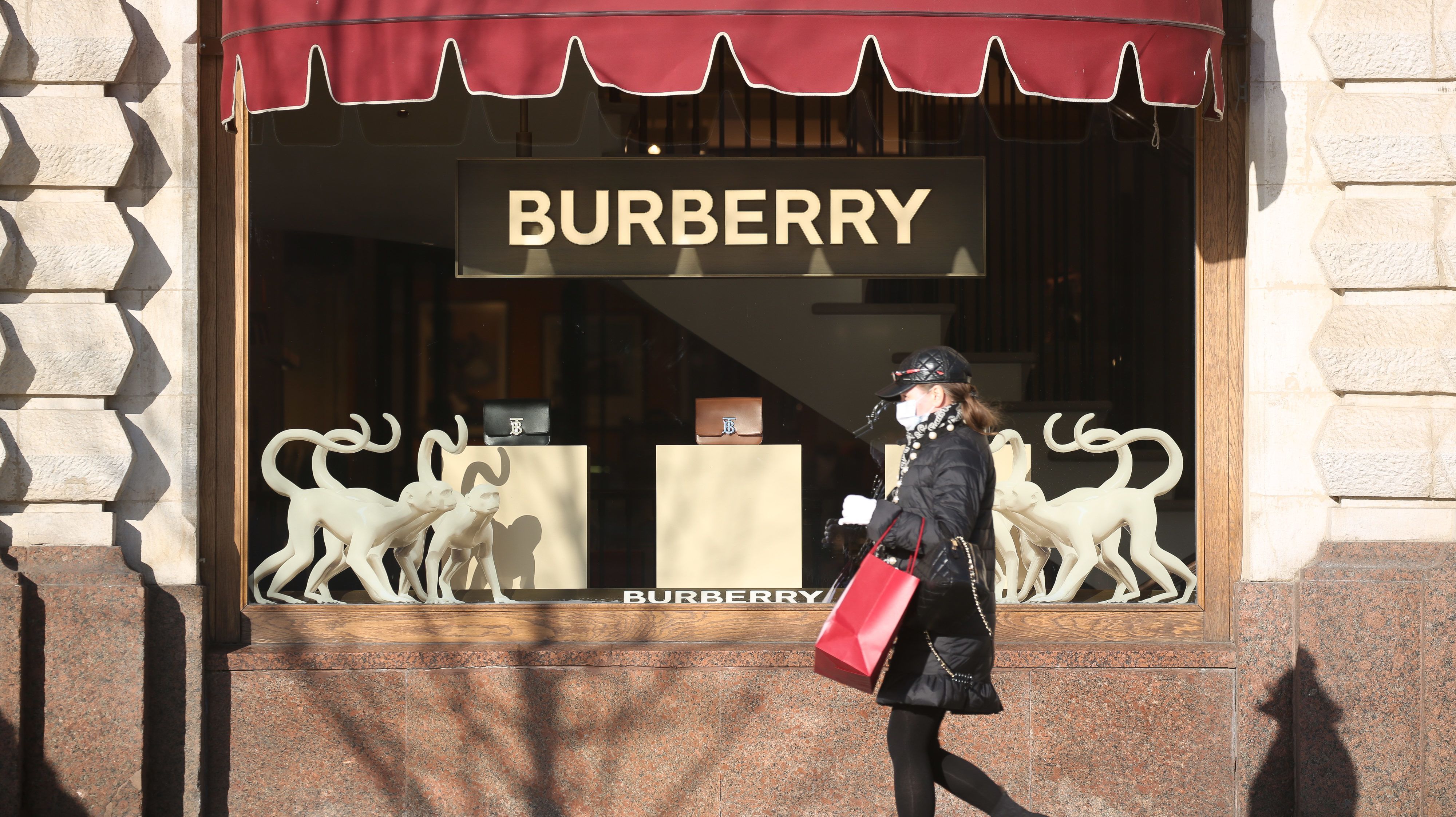 A Burberry is beáll a maszkgyártók sorába