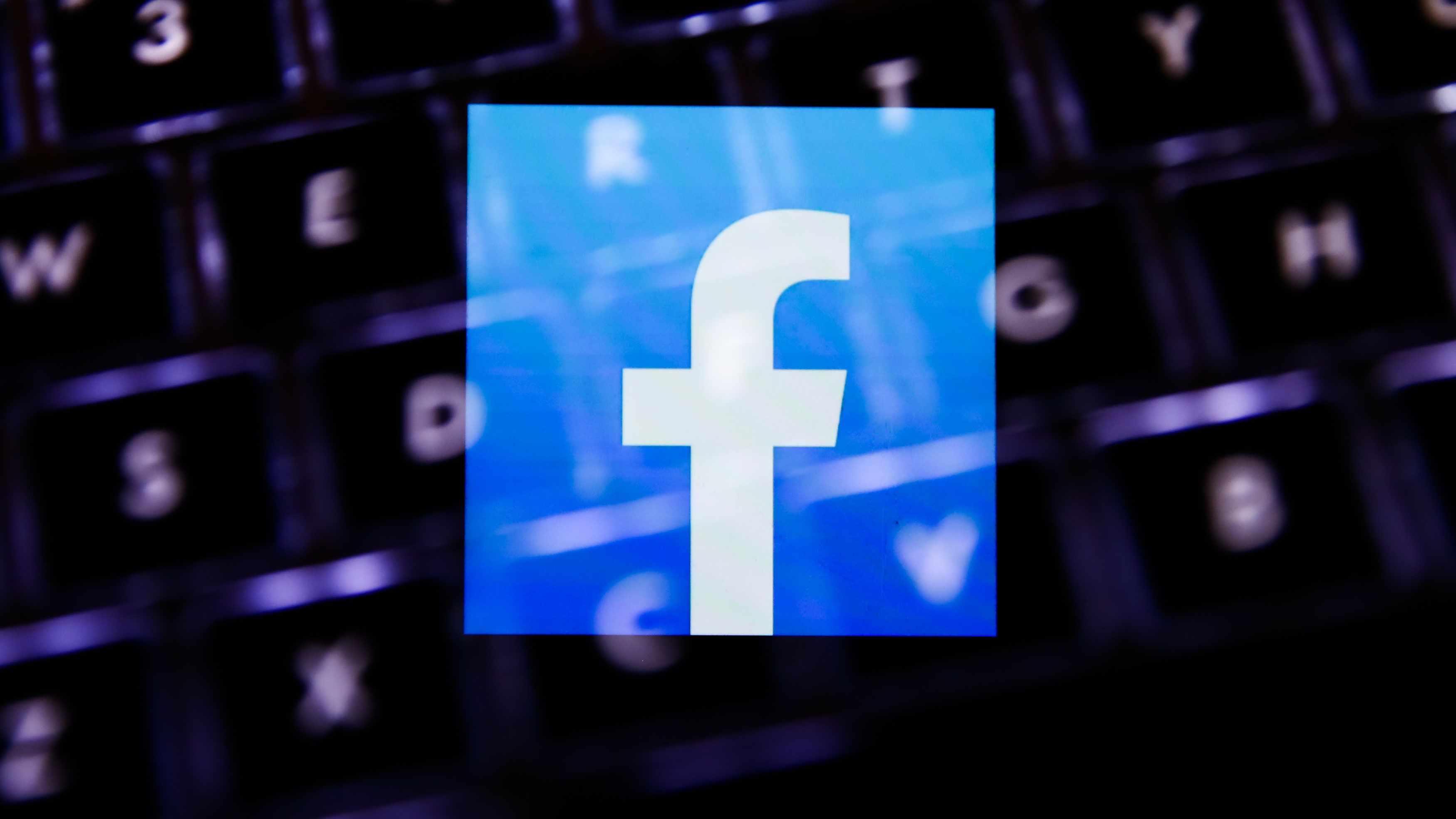 A Facebook is fellép az 5G-s gyújtogatások ellen