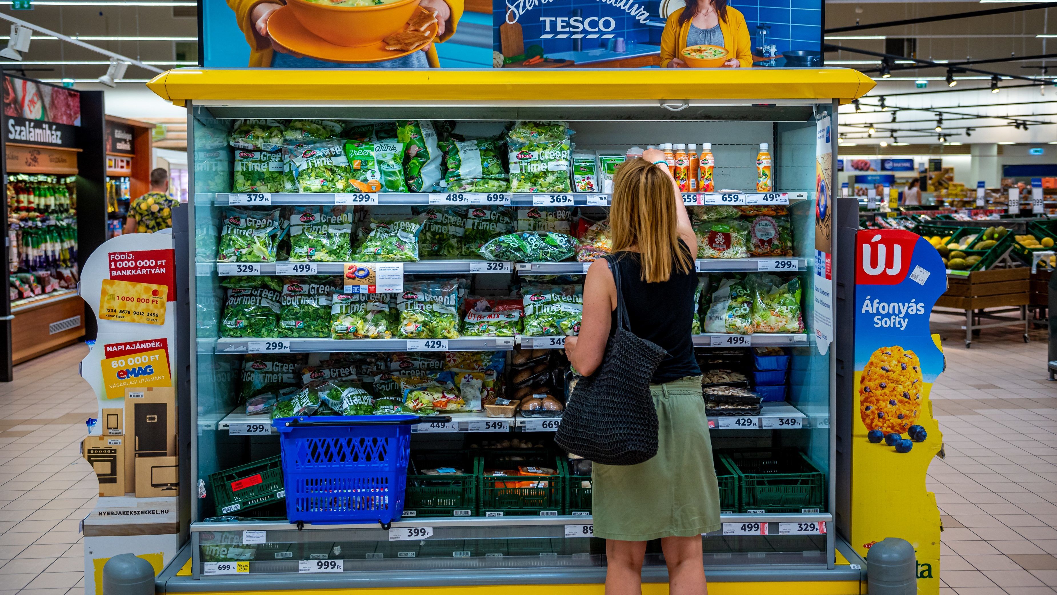 Létszám korlátozást vezet be áruházaiban a Tesco