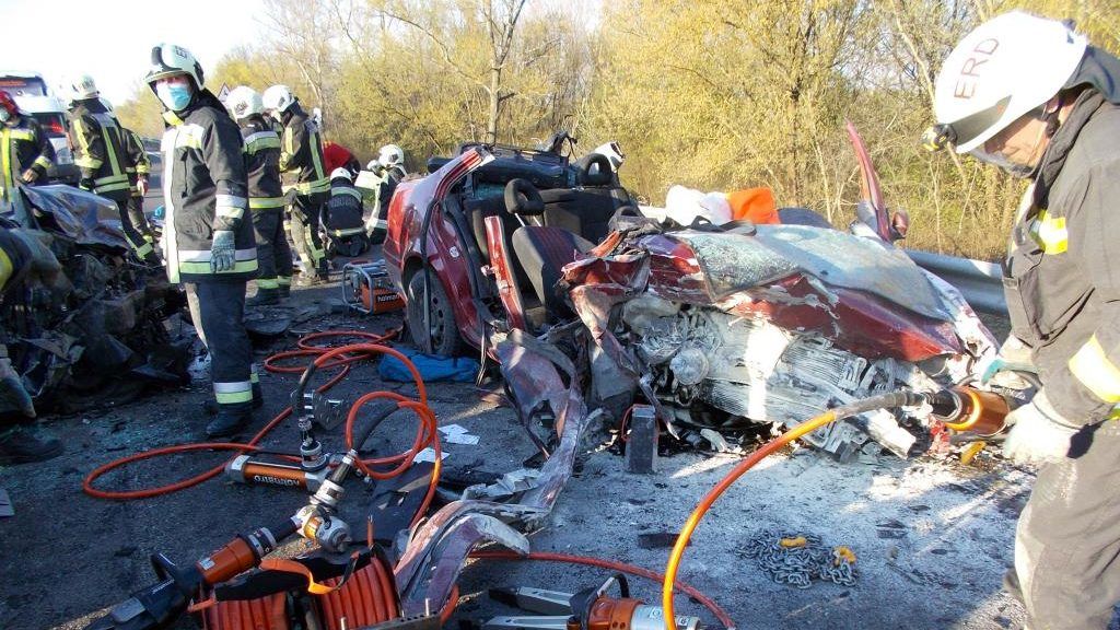 Ennyi maradt a 6-os főúton karambolozó kocsikból