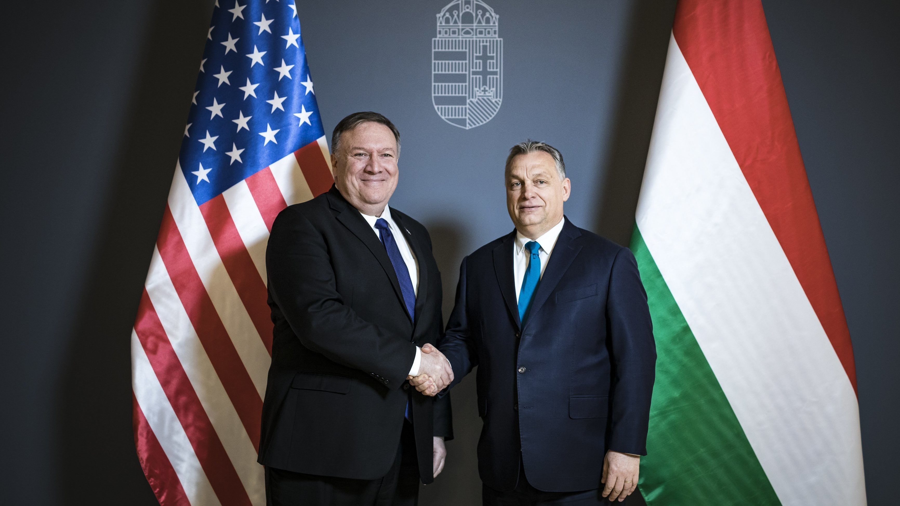 Az amerikai külügyminiszter szerint Orbán az autokrácia felé tett egy lépést a felhatalmazási törvénnyel