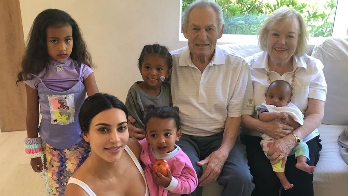 Kim Kardashian tudja, hogy a bácsikája nem szeret szerepelni, de azért megmutatta