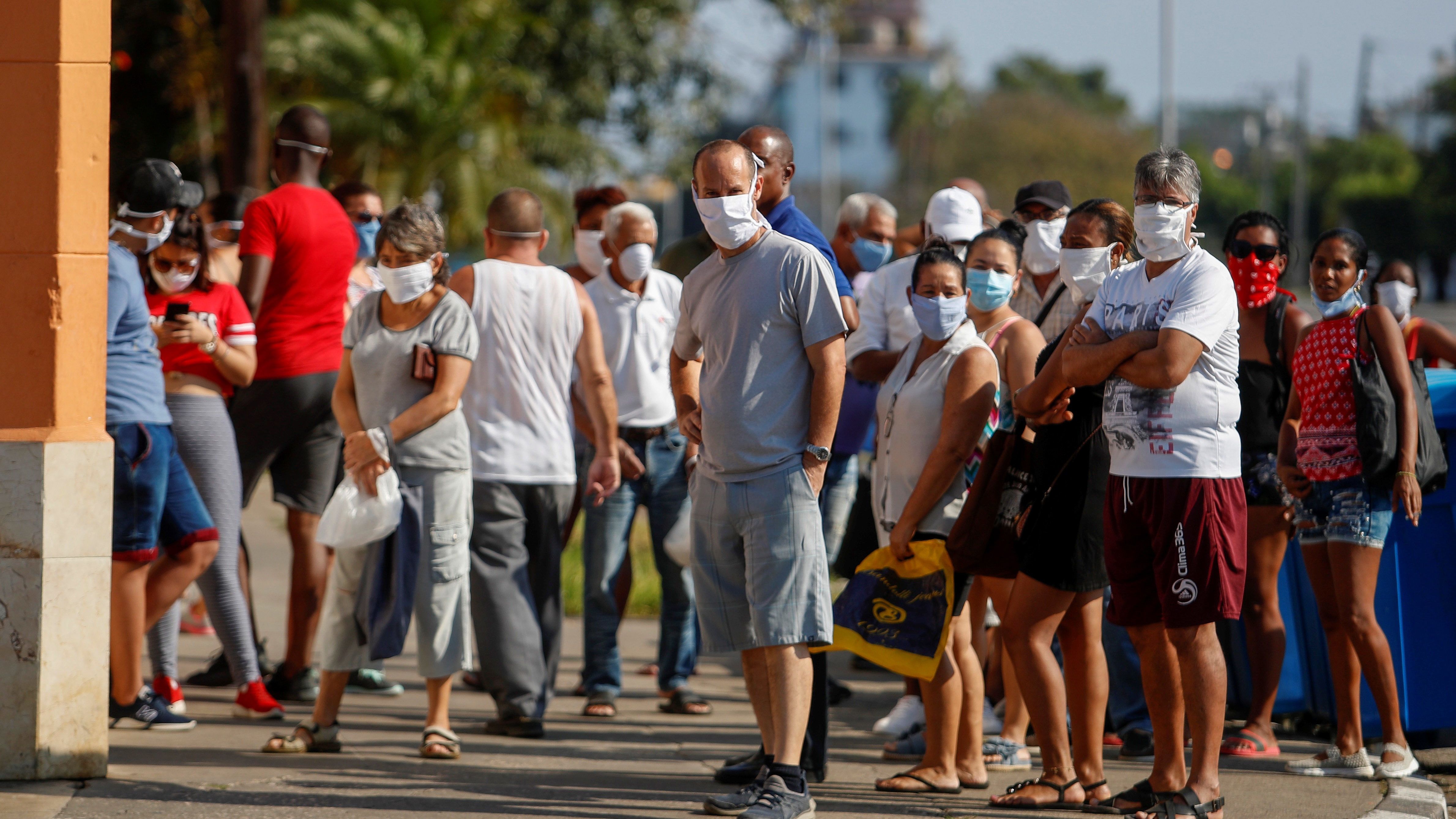 Fogy az élelem Kubában, kígyózó sorokban tömörülnek az emberek a boltok előtt