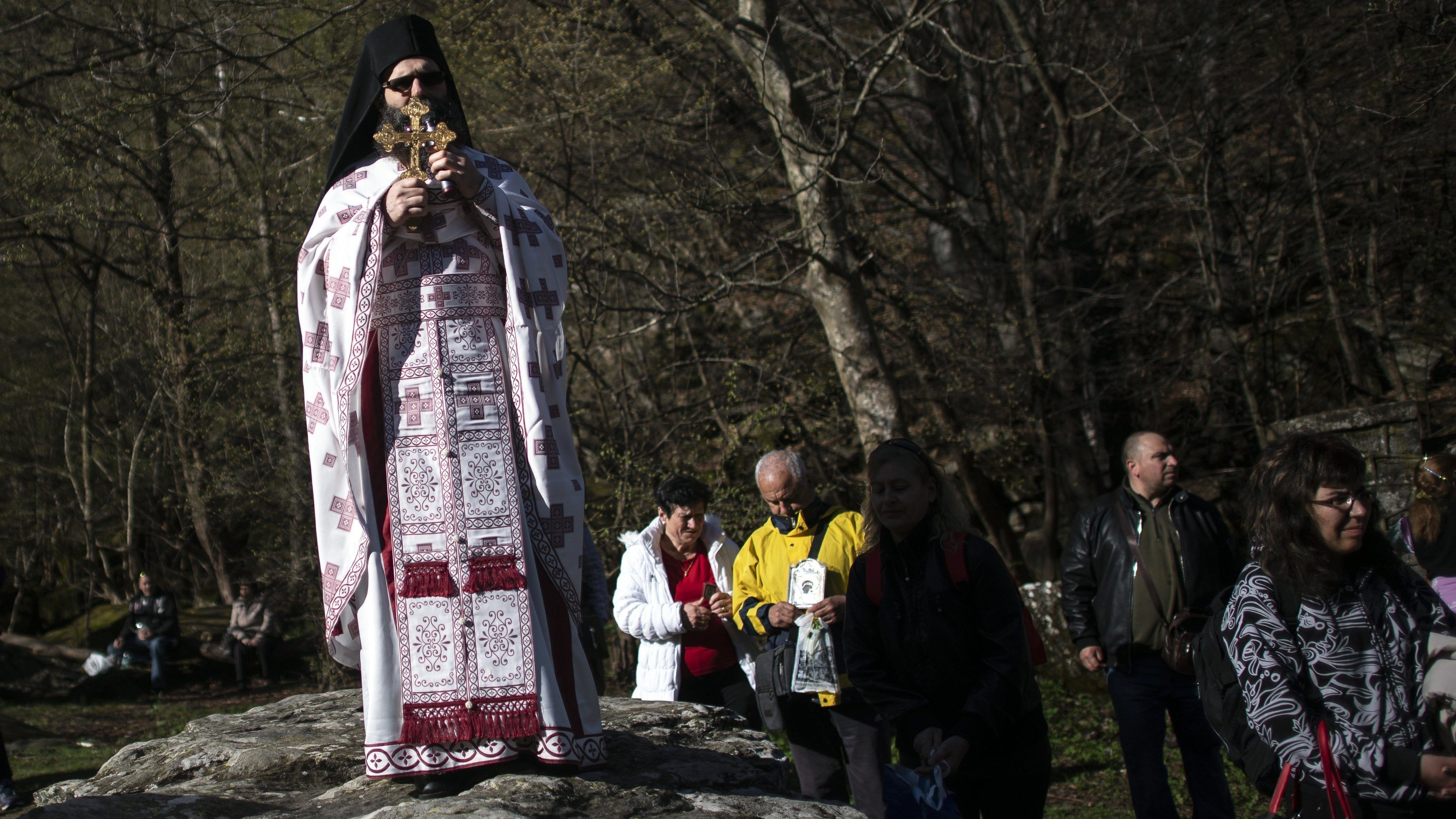 Bulgáriában nem zárják be húsvétra a templomokat, mert sok a „nekikeseredett hívő”