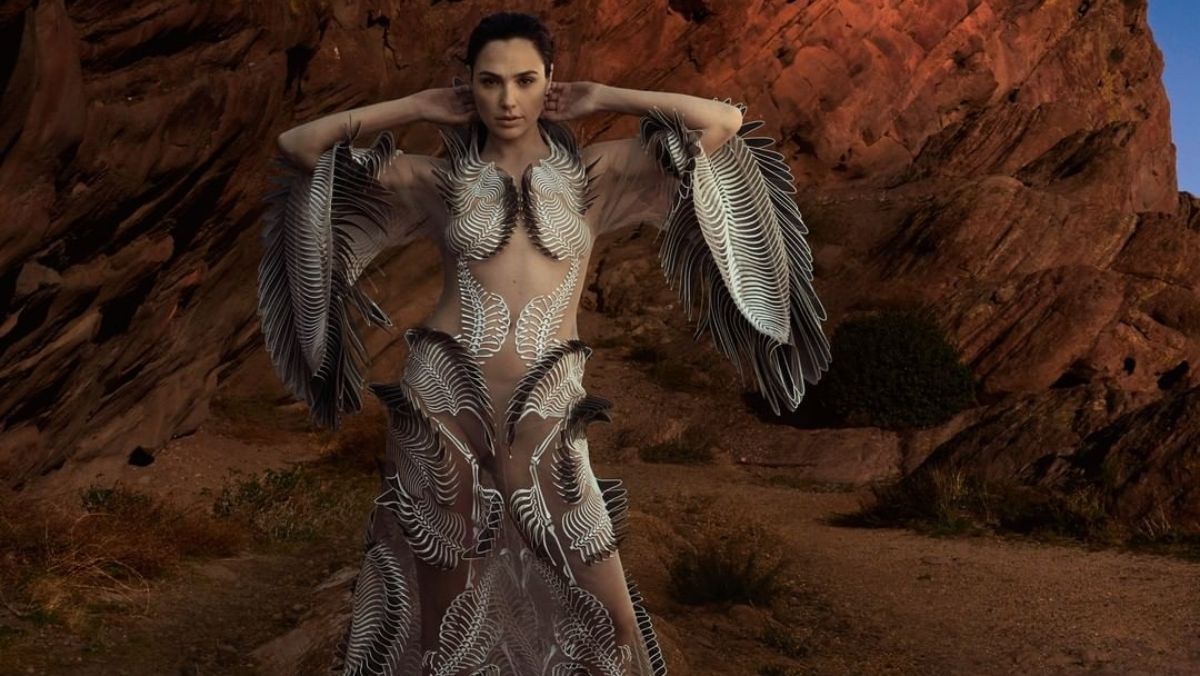 Gal Gadot ebben a ruhában egyszerre tollas és meztelen