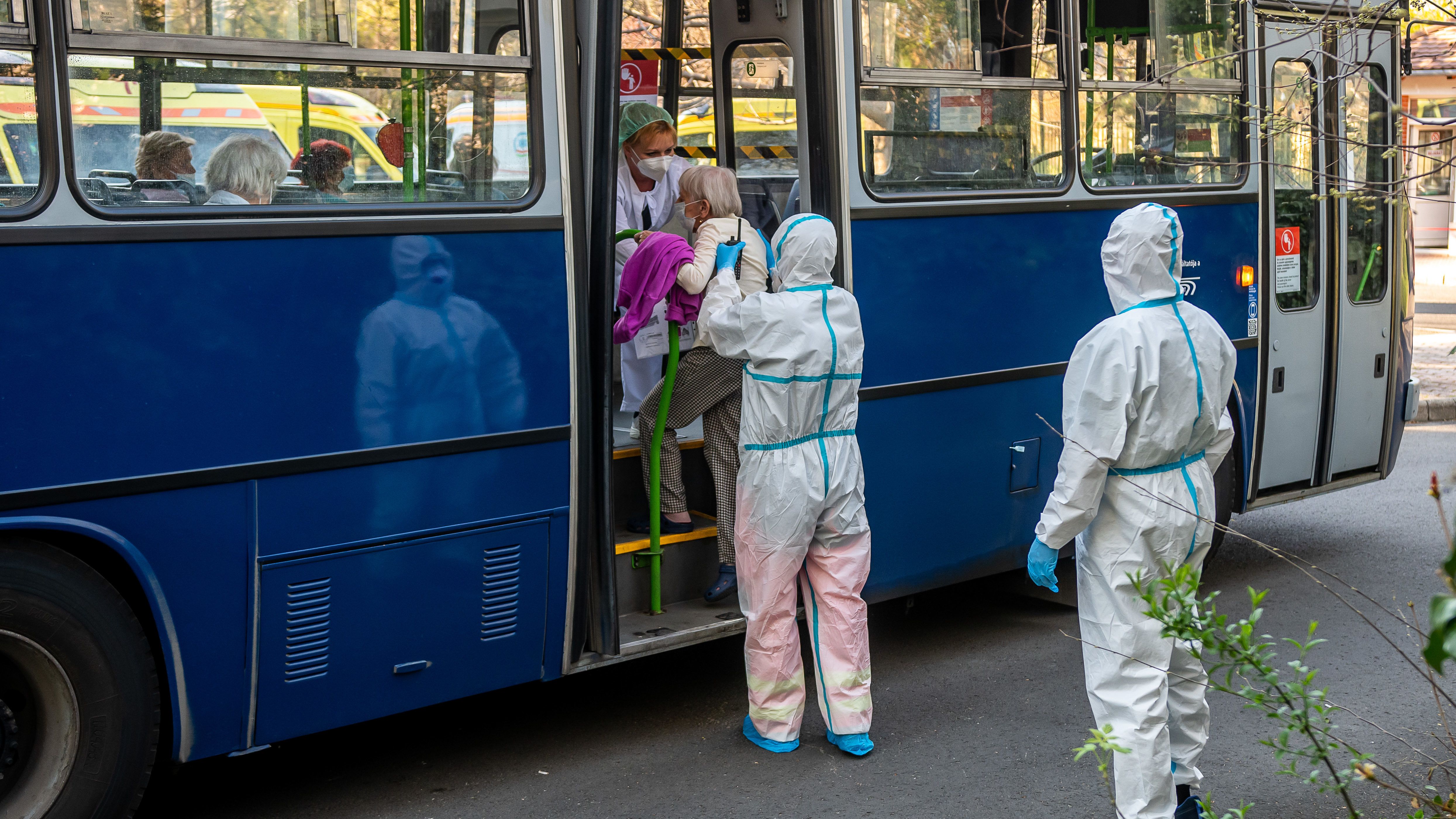 Újabb 56 embert visznek kórházba a Pesti úti idősotthonból