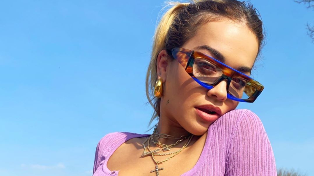 Rita Ora cenzúrázta a melleit az Instagramon, hogy a festményére figyeljenek