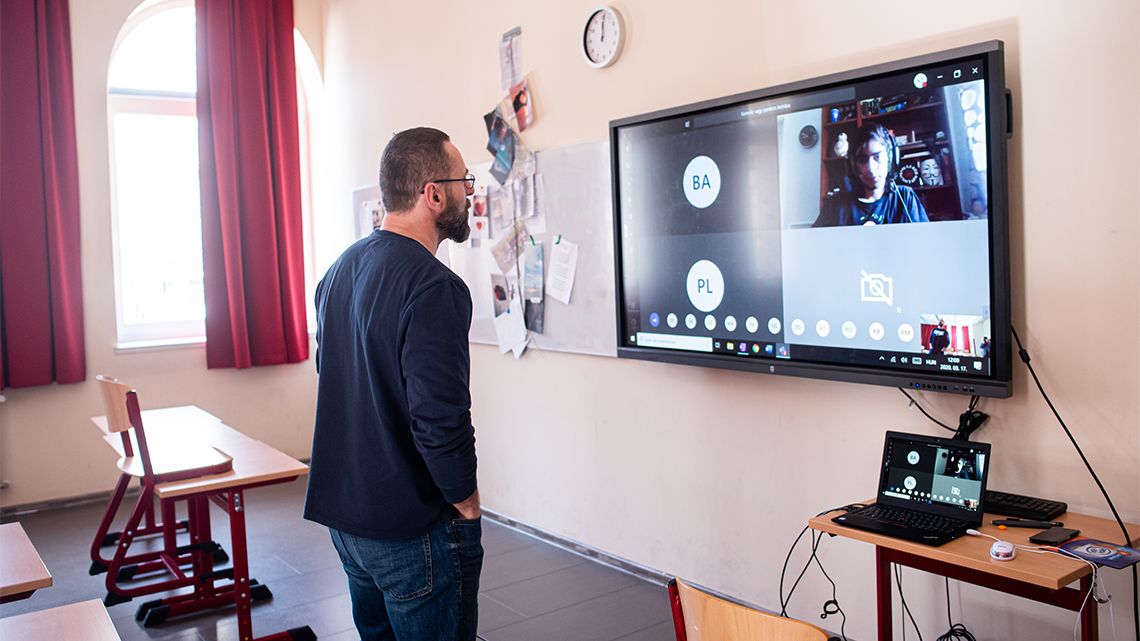 „Hatalmas pacsi a tanárainknak!”  – Egyszerre kihívás és csapatmunka a digitális oktatás