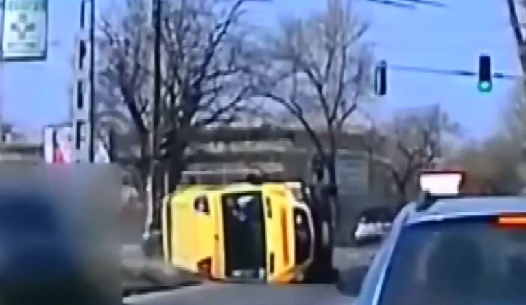 Videón, ahogy feldönt egy mentőkocsit egy autó Zuglóban, és a mentő majdnem egy másik kocsira zuhan