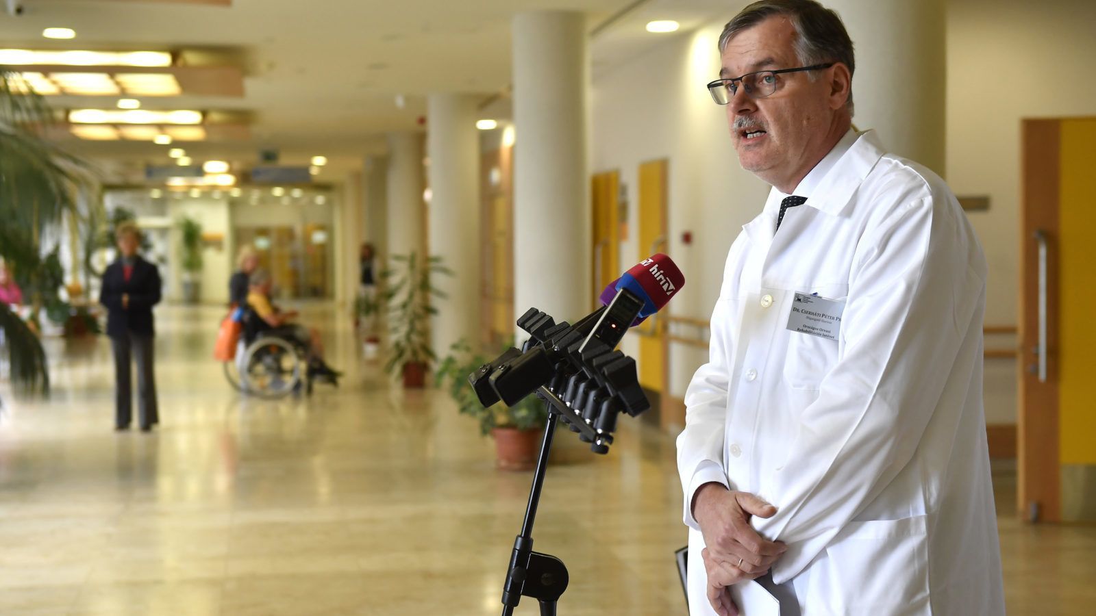 Orvosok és ápolók tüntettek a rehabilitációs intézet kirúgott főigazgatója mellett