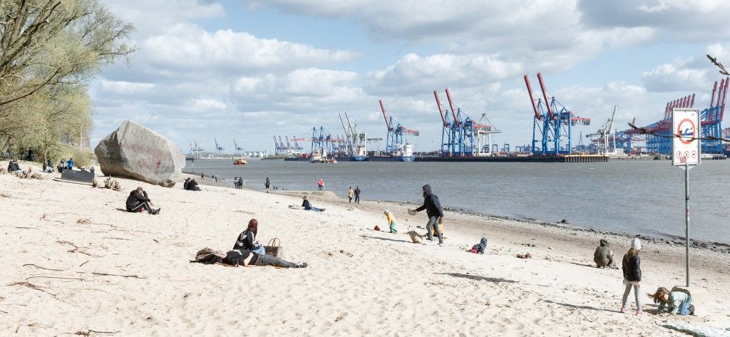 A korlátozások fokozatos lazítását javasolják a német akadémikusok