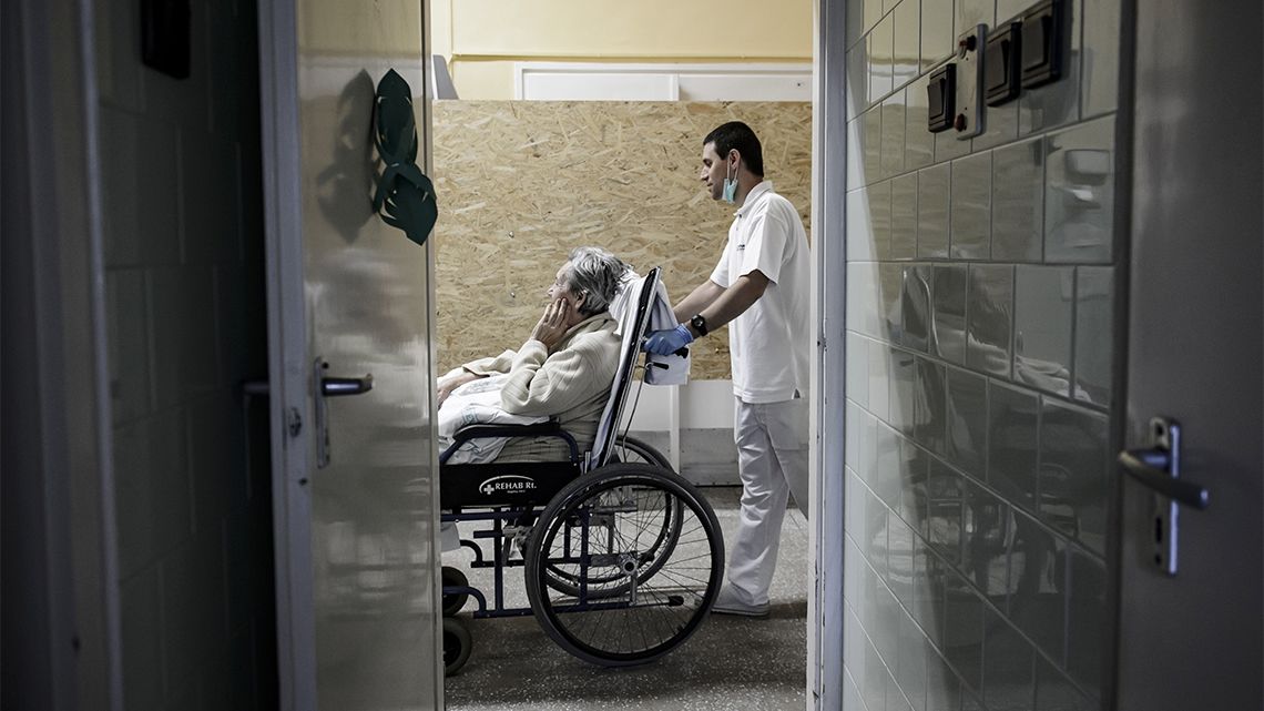 „Anyám lelkileg összetört” – így megy a kórházak kiürítése