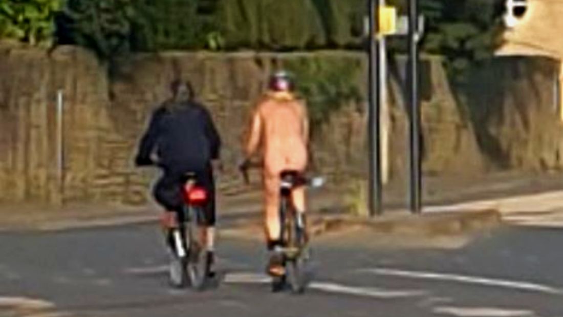 Meztelen bringázással ünnepelte 70. születésnapját egy brit nudista