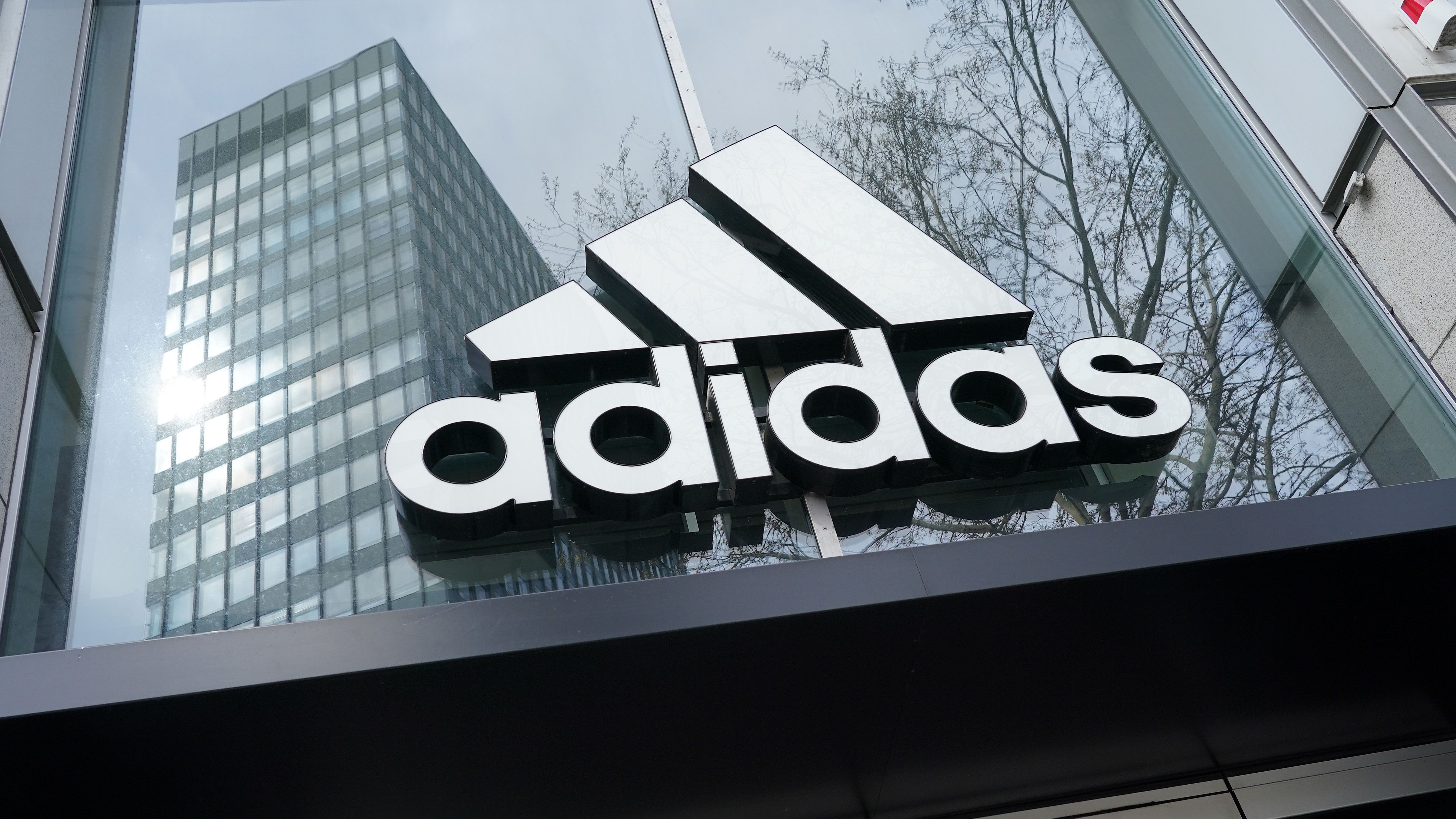 Ismét terjed az átverős Adidas nyereményjáték