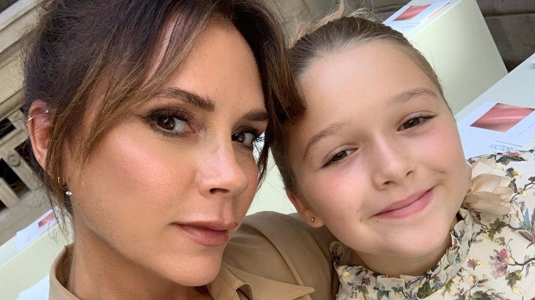 Victoria Beckham mosogatószert és kötényt kapott Harpertől szülinapjára