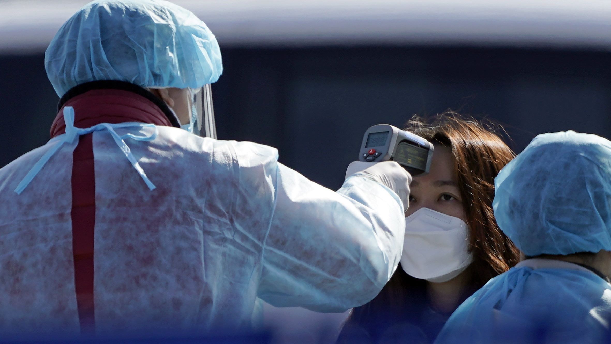 Japánban órákig utazott a mentő egy koronavírusos beteggel, akinek fogadását 80 kórház utasította el