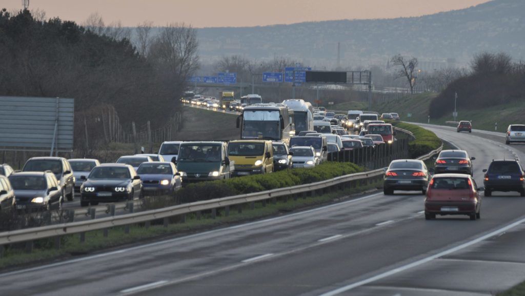 Baleset miatt több kilométeres a dugó az M3-ason